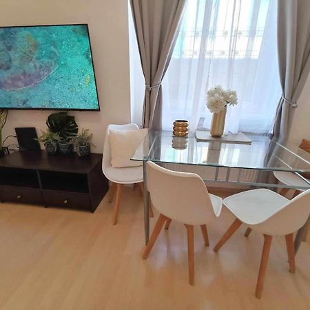 Trendy 2 Room Flat, Next To Corvin Mall Free Huge Garage! Ac,Dishwasher,Washmachine, Smart Tv بودابست المظهر الخارجي الصورة