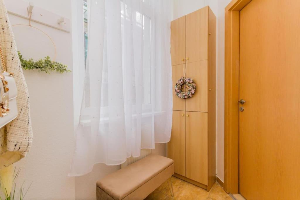 Trendy 2 Room Flat, Next To Corvin Mall Free Huge Garage! Ac,Dishwasher,Washmachine, Smart Tv بودابست المظهر الخارجي الصورة