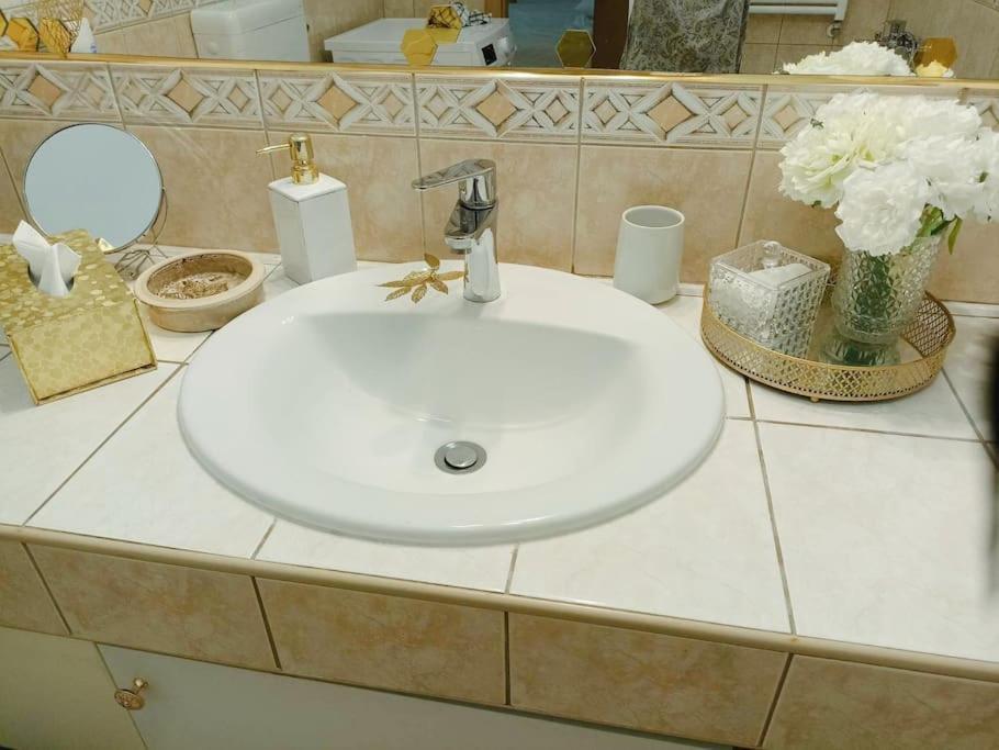 Trendy 2 Room Flat, Next To Corvin Mall Free Huge Garage! Ac,Dishwasher,Washmachine, Smart Tv بودابست المظهر الخارجي الصورة