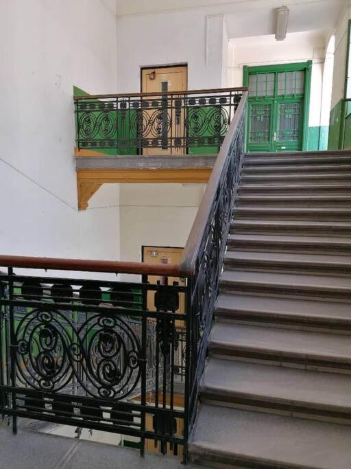 Trendy 2 Room Flat, Next To Corvin Mall Free Huge Garage! Ac,Dishwasher,Washmachine, Smart Tv بودابست المظهر الخارجي الصورة