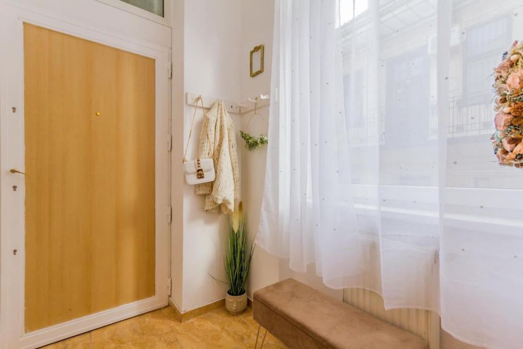 Trendy 2 Room Flat, Next To Corvin Mall Free Huge Garage! Ac,Dishwasher,Washmachine, Smart Tv بودابست المظهر الخارجي الصورة
