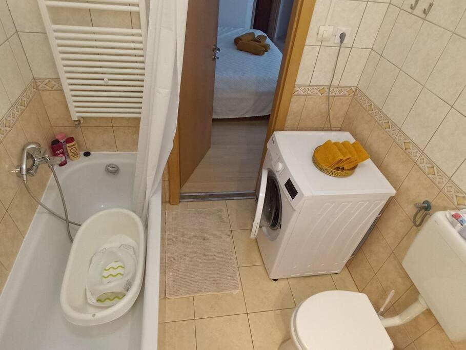 Trendy 2 Room Flat, Next To Corvin Mall Free Huge Garage! Ac,Dishwasher,Washmachine, Smart Tv بودابست المظهر الخارجي الصورة