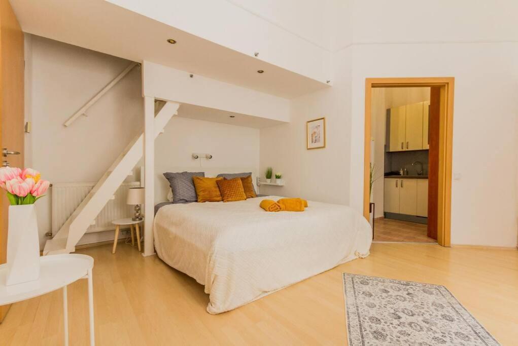 Trendy 2 Room Flat, Next To Corvin Mall Free Huge Garage! Ac,Dishwasher,Washmachine, Smart Tv بودابست المظهر الخارجي الصورة