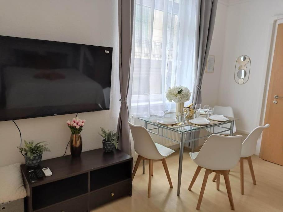 Trendy 2 Room Flat, Next To Corvin Mall Free Huge Garage! Ac,Dishwasher,Washmachine, Smart Tv بودابست المظهر الخارجي الصورة