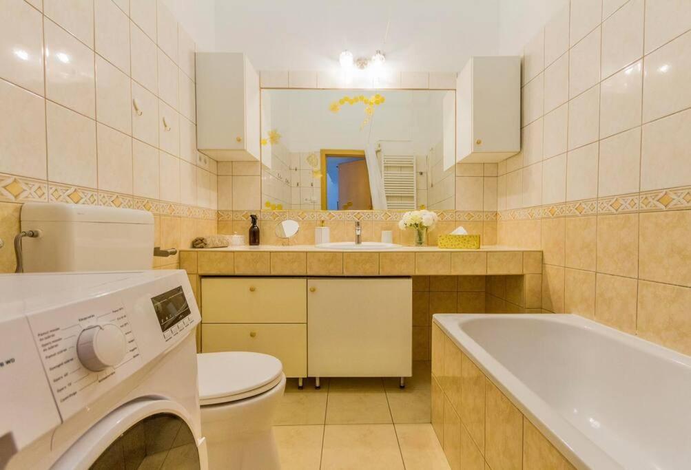 Trendy 2 Room Flat, Next To Corvin Mall Free Huge Garage! Ac,Dishwasher,Washmachine, Smart Tv بودابست المظهر الخارجي الصورة