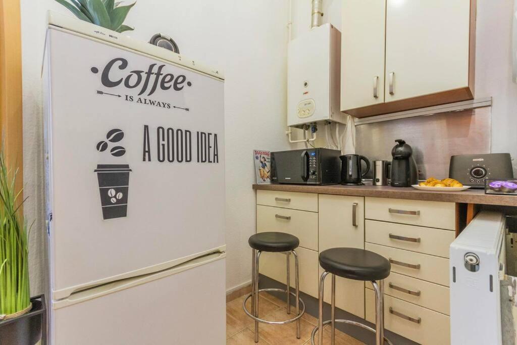 Trendy 2 Room Flat, Next To Corvin Mall Free Huge Garage! Ac,Dishwasher,Washmachine, Smart Tv بودابست المظهر الخارجي الصورة