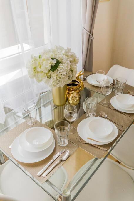 Trendy 2 Room Flat, Next To Corvin Mall Free Huge Garage! Ac,Dishwasher,Washmachine, Smart Tv بودابست المظهر الخارجي الصورة