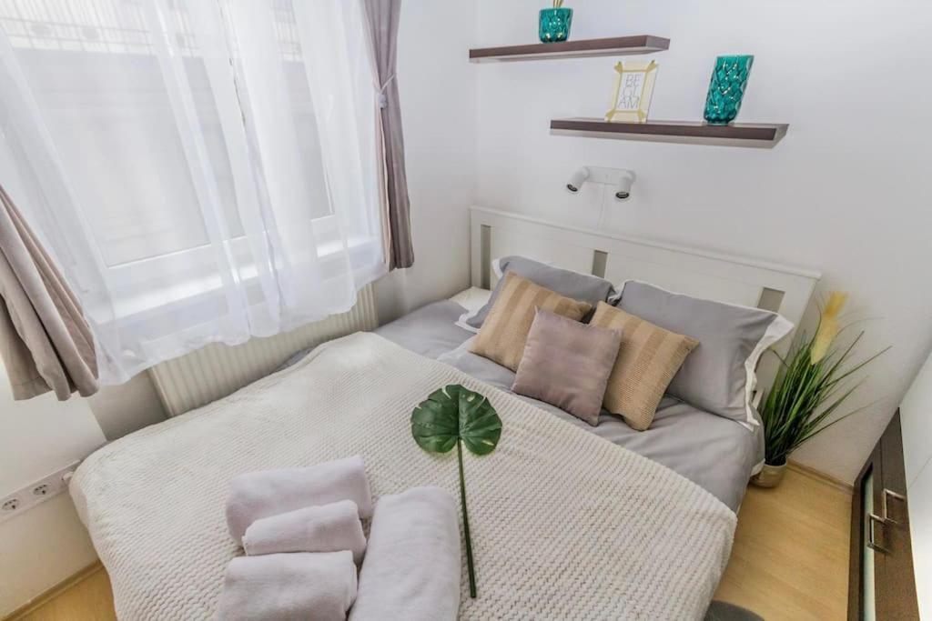 Trendy 2 Room Flat, Next To Corvin Mall Free Huge Garage! Ac,Dishwasher,Washmachine, Smart Tv بودابست المظهر الخارجي الصورة