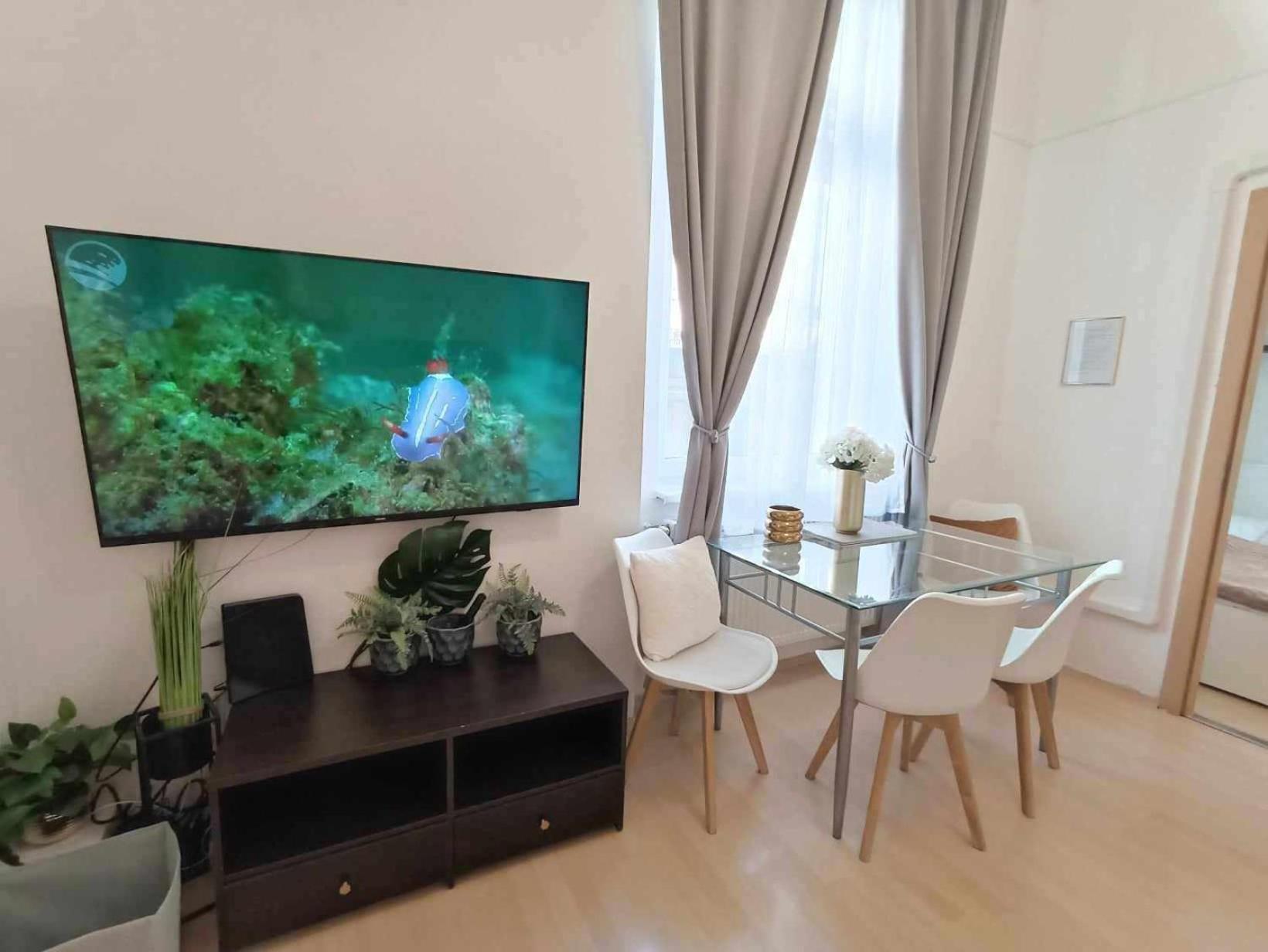 Trendy 2 Room Flat, Next To Corvin Mall Free Huge Garage! Ac,Dishwasher,Washmachine, Smart Tv بودابست المظهر الخارجي الصورة